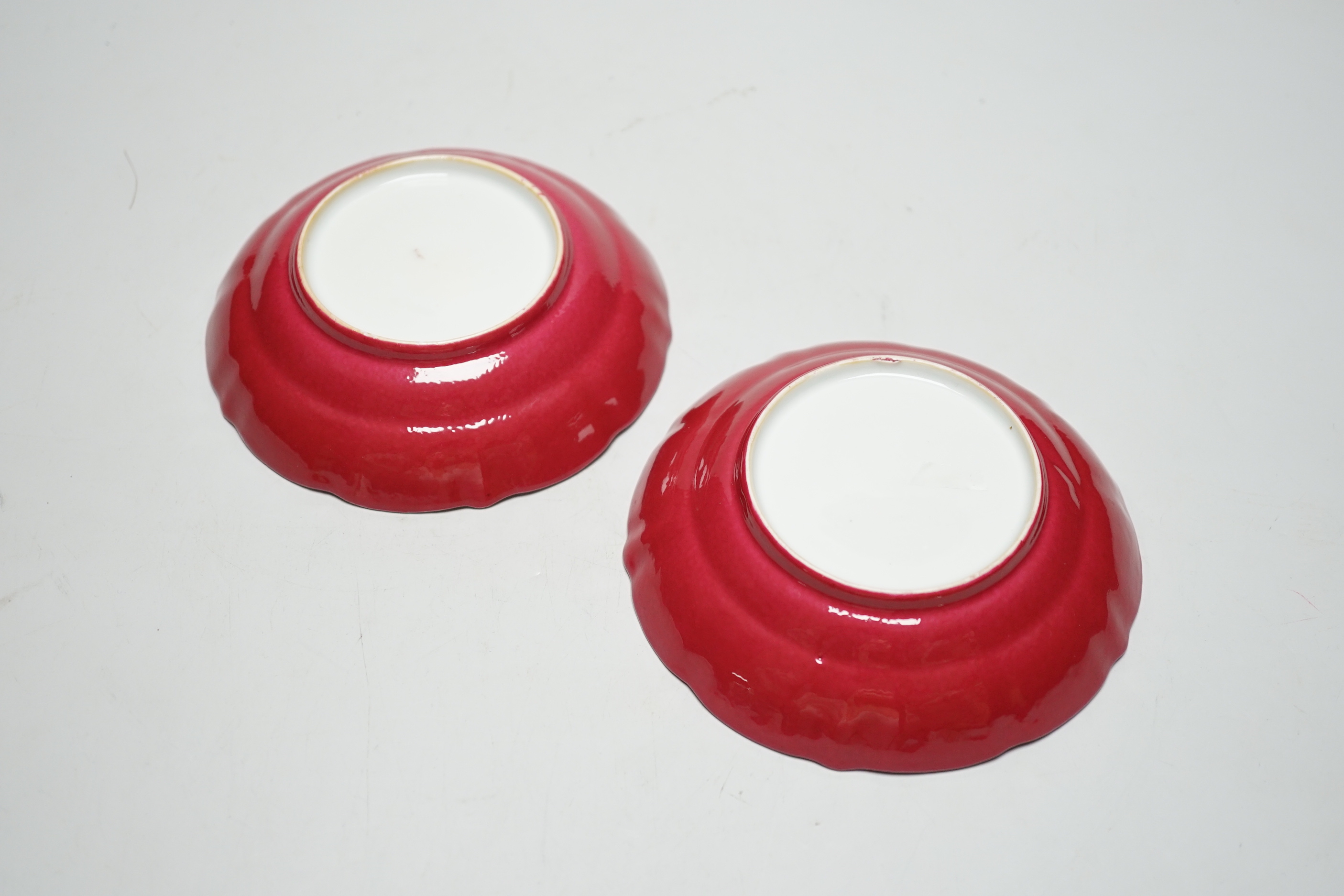 A pair of Chinese famille rose dishes, 12.5cm diameter